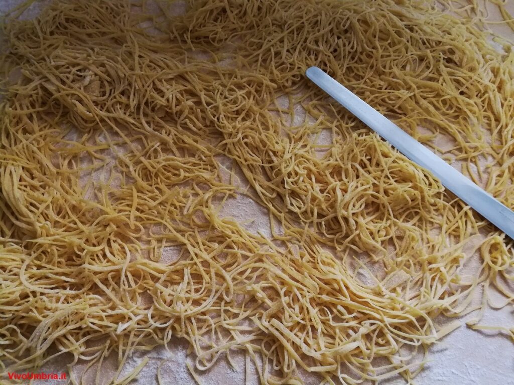 “Maccheroni Vermicelli Tagliolini”: pasta tutto si fa per te, a Foligno anche un libro d’autore