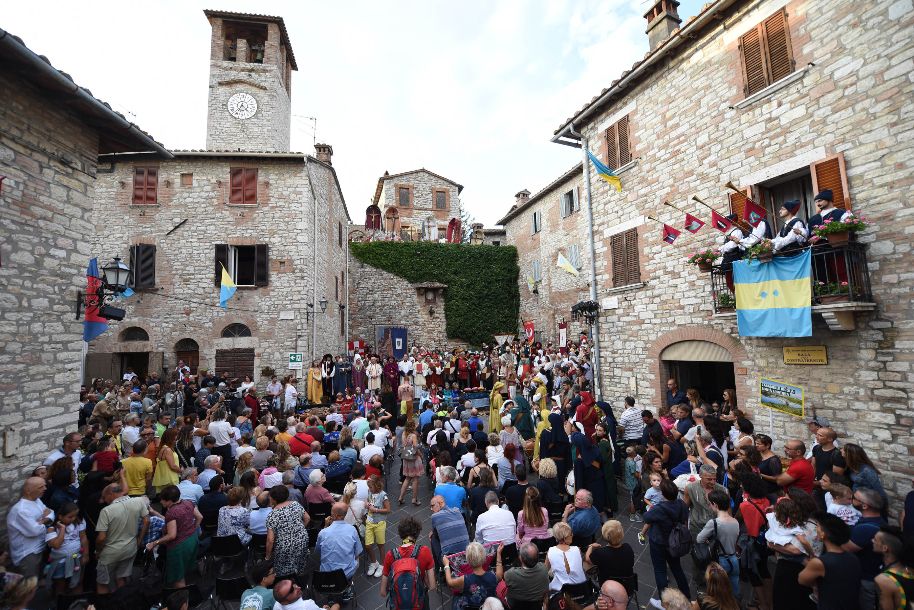 immagine del corteo del gonfalone a corciano