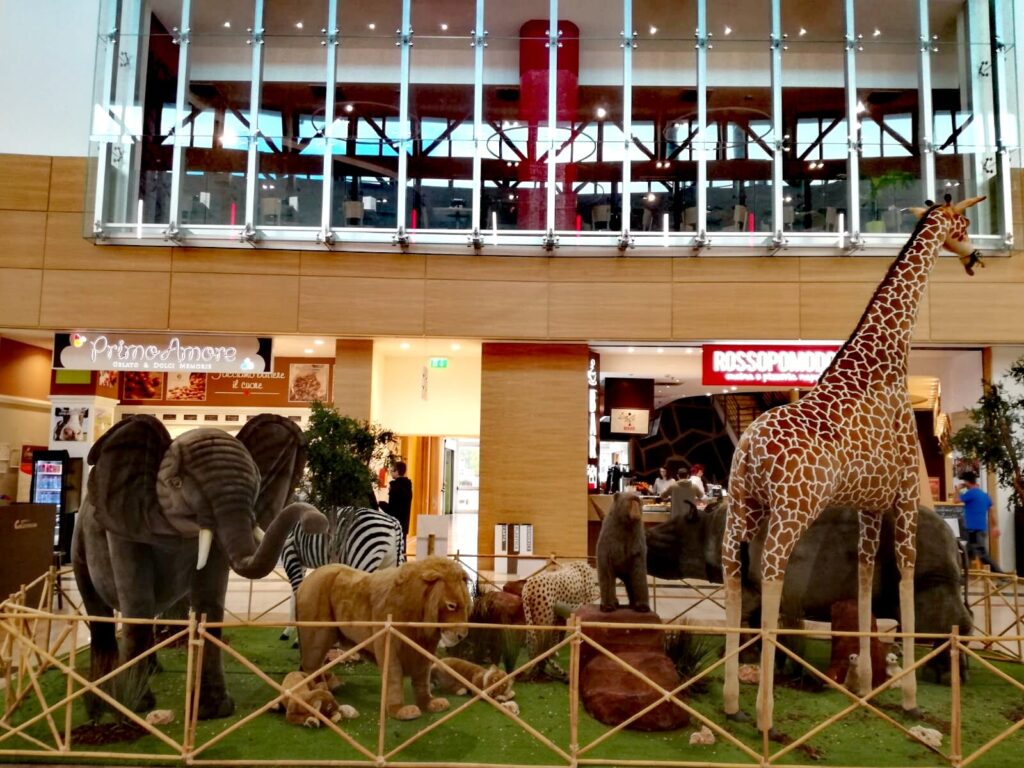 Al Centro commerciale Collestrada c'è lo zoo di peluche e senza gabbie