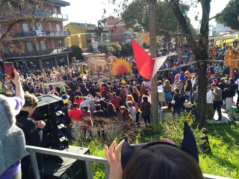 Perugia, bagno di folla per la prima sfilata del Carnevale a San Sisto