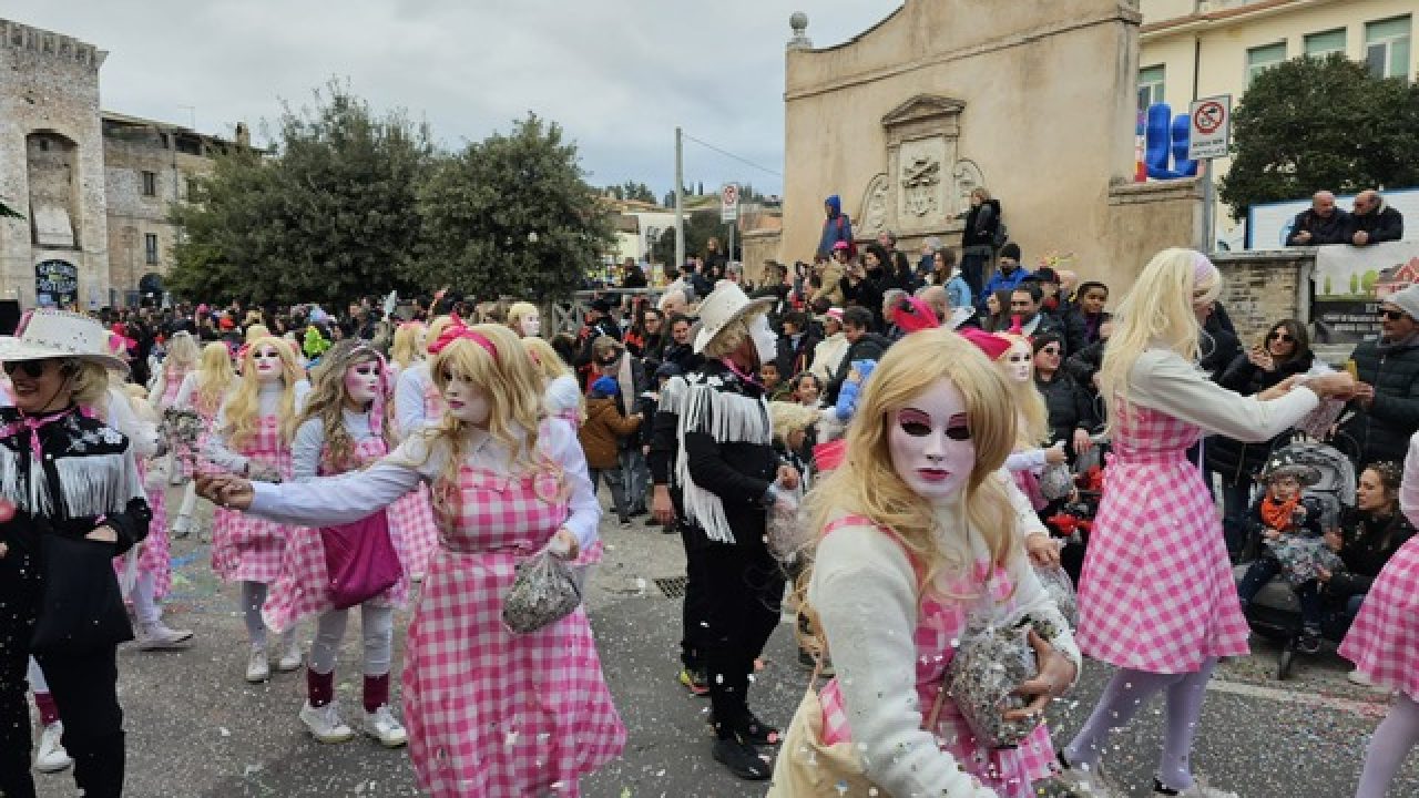 Giochi, burle, lazzi e sollazzi, ecco il pazzo Carnevale di Sant'Eraclio -  Vivo Umbria