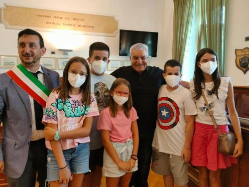 Hawass con i piccoli fan e Pasquali