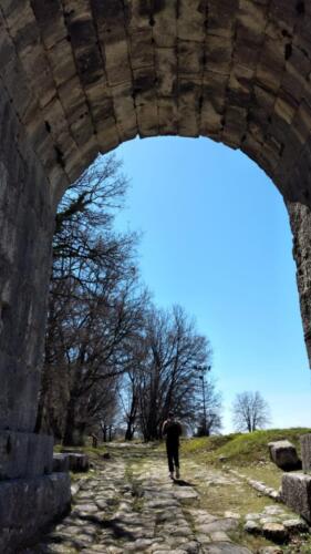 Matteo Cesari davanti all'Arco di San Damiano di Carsulae